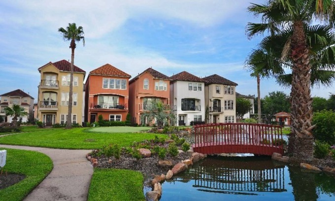 Sharpstown Casa | Hidden 4BR Mediterranean Home - 7 mins from the Galleria