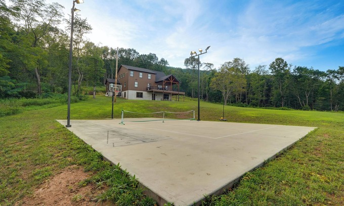 Warfordsburg Casa | Hidden Acres Retreat | Pickleball + Basketball Court!