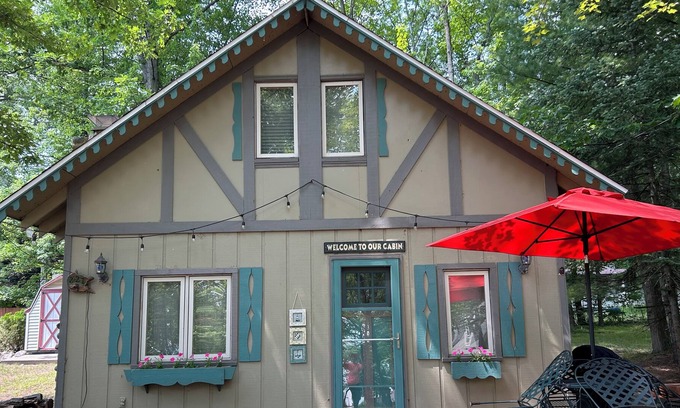 Higgins Lake Cabaña | Hidden Bargain Gem. Steps to Higgins Lake!