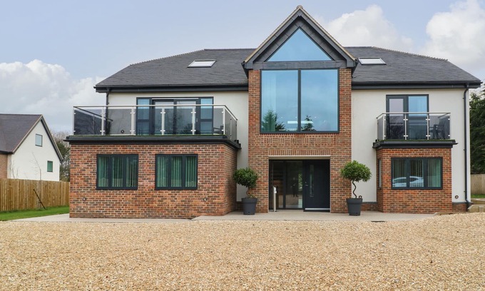 Frilford Casa | HIDDEN BROOK HOUSE, pet friendly, with hot tub in Frilford