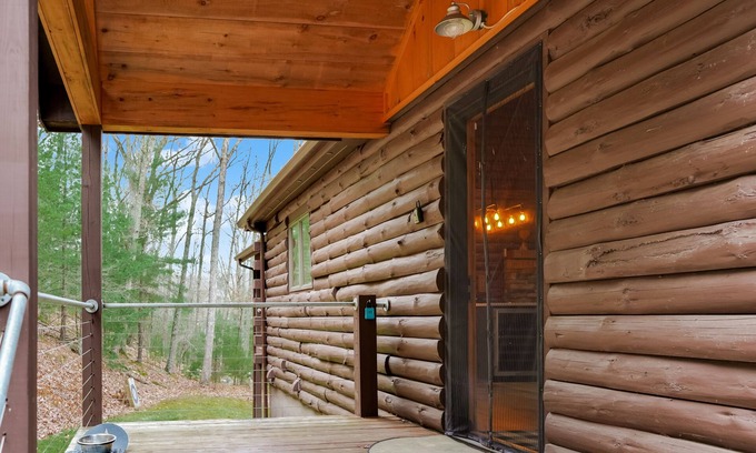 Lost River Cabina | Hidden Cabin Retreat with Hot Tub in Lost City, WV