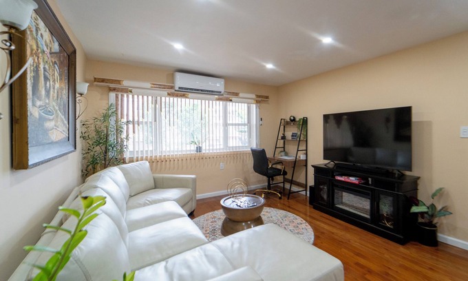 Canarsie Apartamento | Hidden Delight . Charming 2-bedroom apartment close to JFK AIRPORT