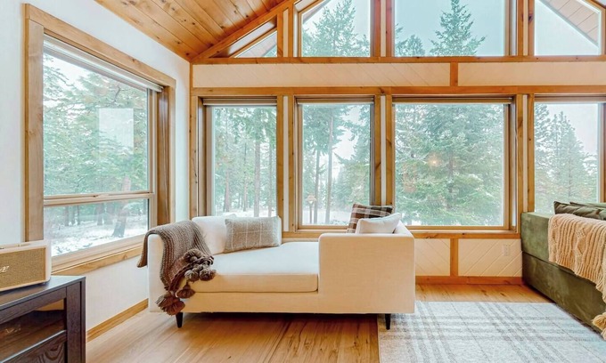 Cle Elum Cabina | Hidden Escape! A Cabin Retreat with Saltwater Hot Tub Surrounded by Nature!