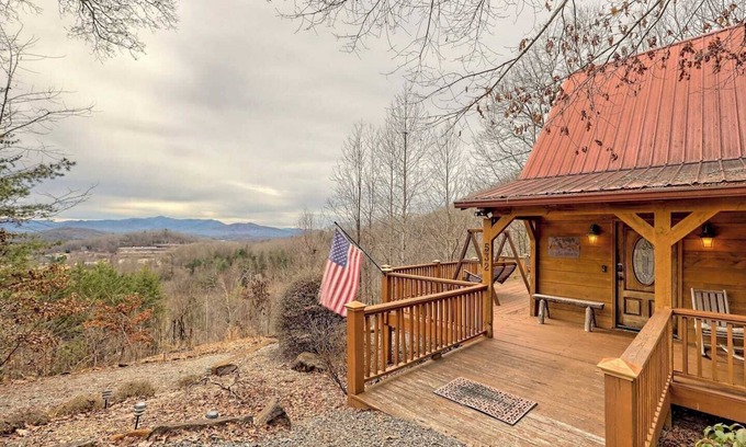 Hayesville Cabina | Hidden Escape Chalet by Chatuge Home Concierge Lake and mountain views, fire pit, hot tub