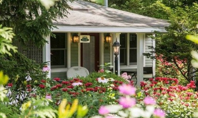 Saugatuck Cama Y Desayuno | Hidden Garden Cottages & Suites