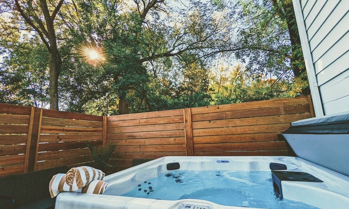 Columbia Heights Casa | Hidden Garden Suite & Spa