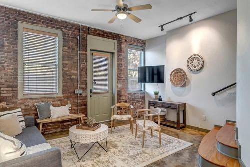 Springfield Casa | Hidden-Gem 2B Towhhouse in Springfield Close to DT and Stadium!
