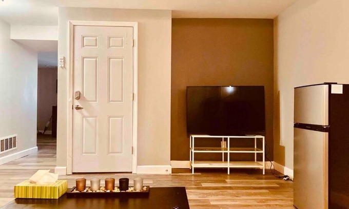 Overland Apartamento | HIDDEN GEM!! 7 MINS TO AIRPORT W/ PRIVATE ENTRANCE