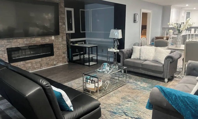 Glasgow Apartamento | Hidden Gem, 8 person condo in Newark with WiFi, AC, hot tub, near UD.