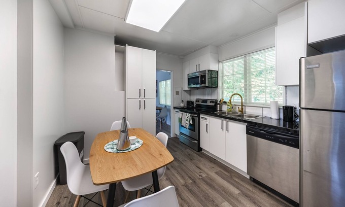 Regional District of Nanaimo Casa | Hidden Gem! - Across the Beach