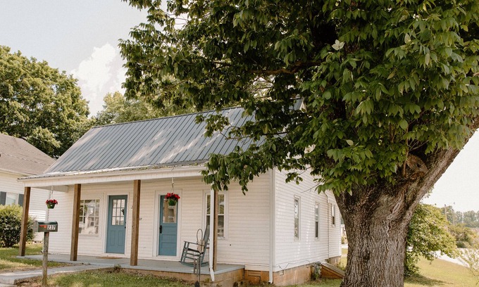 Sparta Casa | Hidden Gem Cottage in the middle of quaint, small town TN!