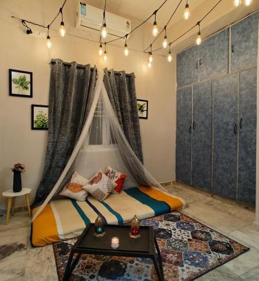 Banjara Hills Apartamento | Hidden Gem - Fully Furnished 1BHK with Café Lights & Canopy, AC & Fast Wifi
