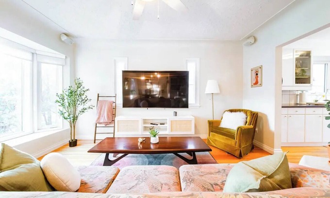 Edmonton Casa | Hidden Gem Home-HotTub-Firetable-King Bed-BBQ/Deck