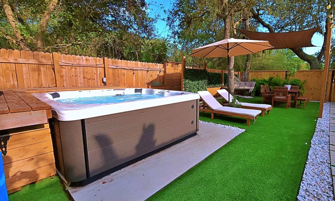Lake Wales Casa | Hidden Gem - Hot Tub/ Fire Pit/ Hammock/ Grill Area