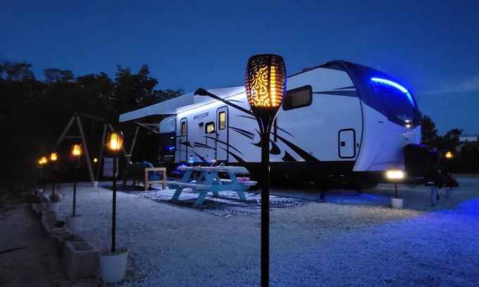 Key Largo Alquiler De RV | Hidden gem in Key Largo, bunk room, outdoor kitchen, 2 pools, laundry, 2 beaches