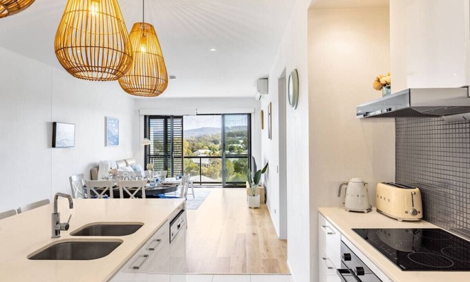 Robina Apartamento | Hidden Gem MountView Golf Modern 3B Home w/Parking