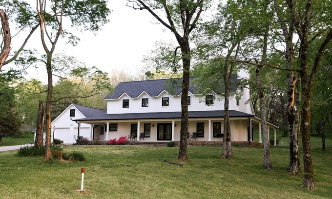 Cecil Casa | Hidden gem nestled along the Arkansas River, wraparound porch and plenty of room