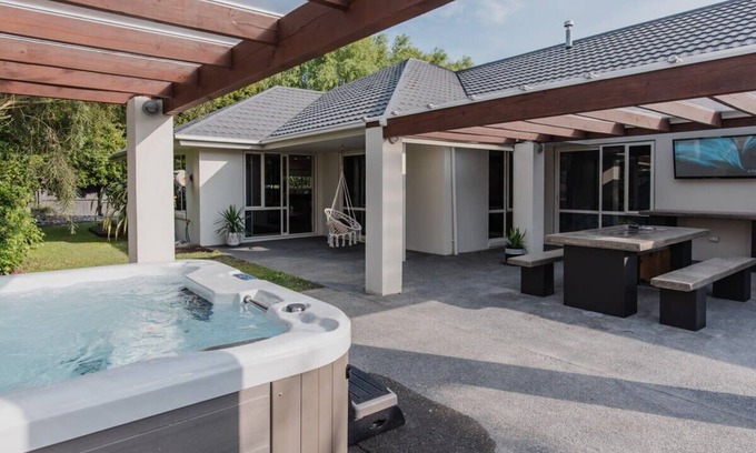 Halswell Casa | Hidden Gem of Christchurch - Sleeps 13