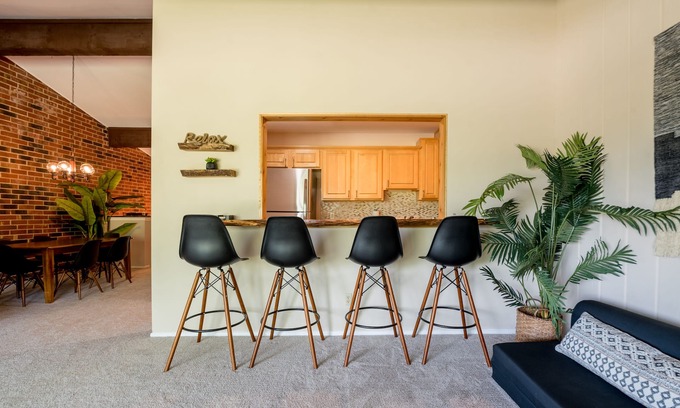 Lake Geneva Condominio | Hidden Gem with Pool View!