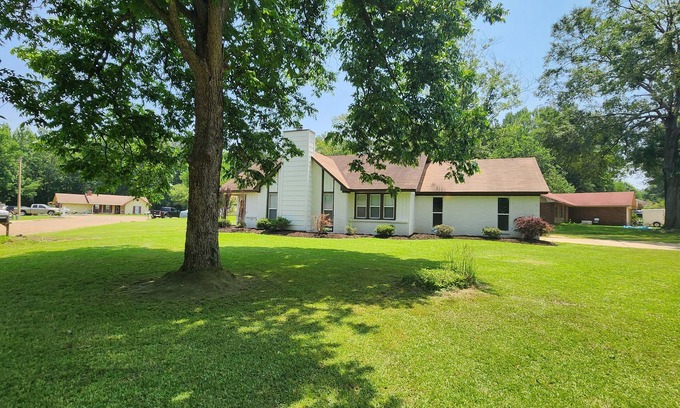 Jackson Casa | Hidden Gem Newly renovated 3 bedroom 2 bath home. Relax and enjoy your stay.