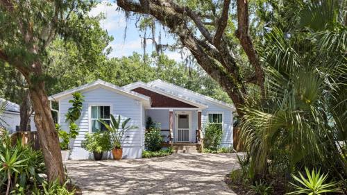 Vilano Beach Casa | Hidden Grove Hot Tub Deck w Lounge 2 blocks to the Beach