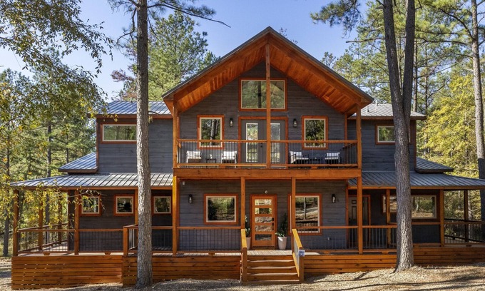 Pickens Cabina | Hidden Haven Lodge - Huge outdoor area, Hot tub, FREE firewood, Games!