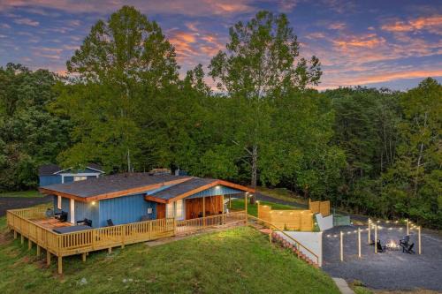 Luray Casa | Hidden Hollow 3BD Cabin - Hot Tub, Wifi, Game Room, Fire Pit