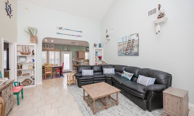 Corpus Christi Casa | Hidden Island Gem: Pet-Friendly, Private Backyard, Garage & Close to Beach