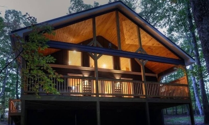 Cleveland Cabina | Hidden Jewel - Stunning Barndominium-Style Cabin Nestled in the Woods