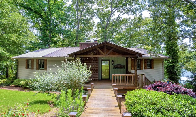 Reed Creek Casa | Hidden Lakefront Gem w/ 3 Master King Bedrooms