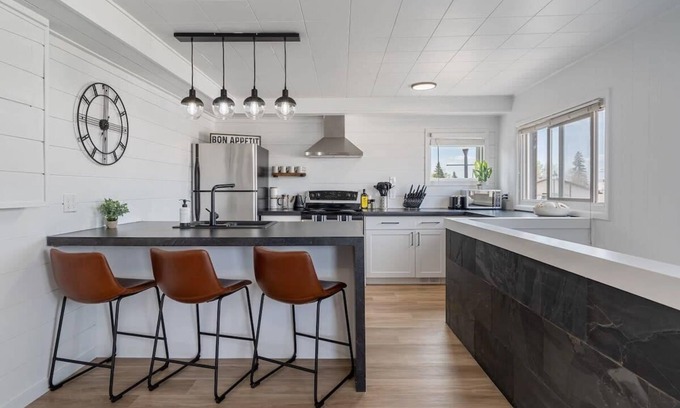 Sylvan Lake Apartamento | Hidden Loft | 3-Bedroom | Walk to Beach | Sleeps 6