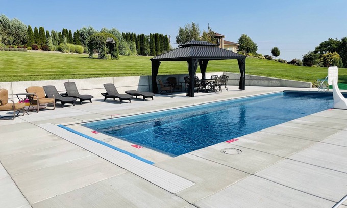 Stratford Casa | Hidden Meadow Vacation Retreat