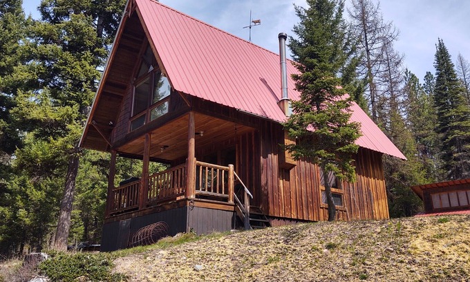 Condon Cabina | Hidden Mountain Cabin on the Swan River | Two Loft Bedrooms | WiFi