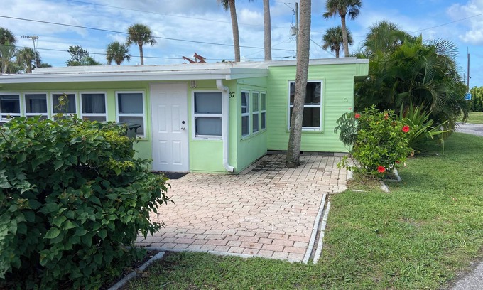 Englewood Casa | Hidden Oceanfront Seasonal Gem !! Keep your Boat right outside your door!