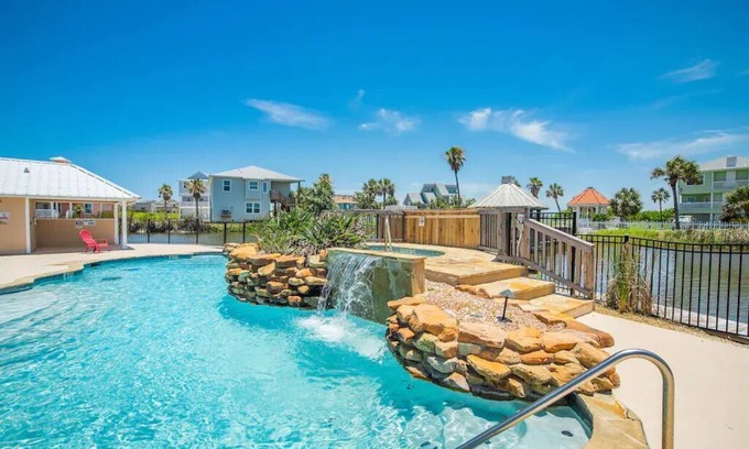 Bella Vista Casa | Hidden Pearl--4 BR/3 Bath House, Great Views, Shared Pool/Hot Tub, Small Dogs OK