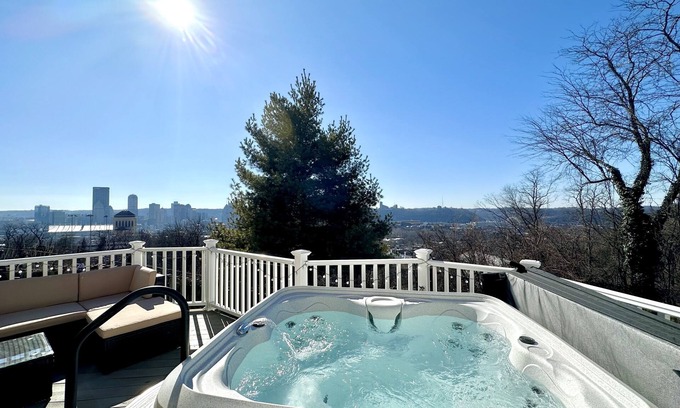 Pittsburgh Casa | Hidden Pearl - City Skyline View - Free Hot Spa