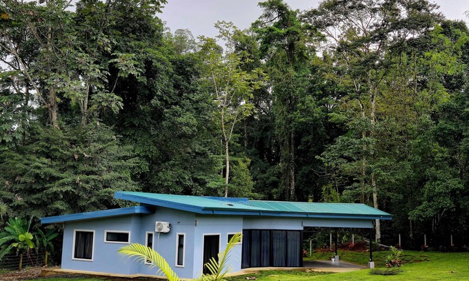 Peñas Blancas Cabina | House next to the mountain and a beautiful river, ideal for resting and relaxing