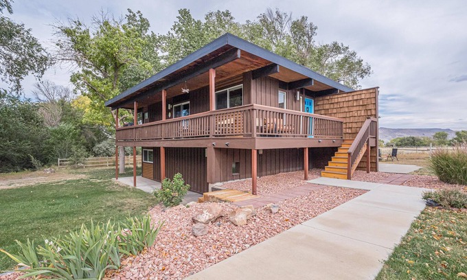 Palisade Casa | Hidden Serenity: Pet Friendly Patio Dining