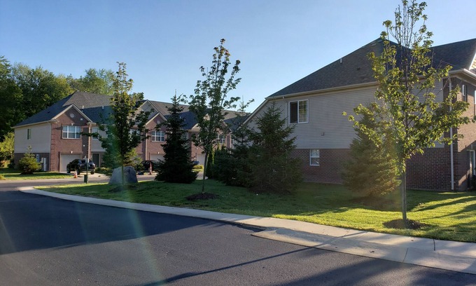 Shelby Township Casa | Hidden Tri-level Jewel Townhouse 3 min from Patridge Creek Mall