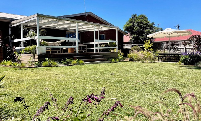 Portarlington Casa | Hidden Villa - a stylish retreat very close the beach & shops