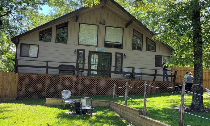 Montgomery Casa | Hideaway 3 BR w/Private Pool on wooded lot