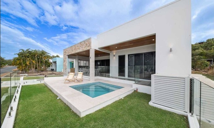 Hideaway Bay Casa | Hideaway Bays Luxury brand new house - across from the beach!