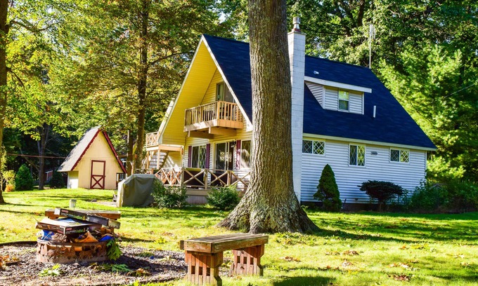 Cadillac Casa | Chalet acogedor, cómodo y tranquilo ~ ¡Incluye kayaks y aire acondicionado!