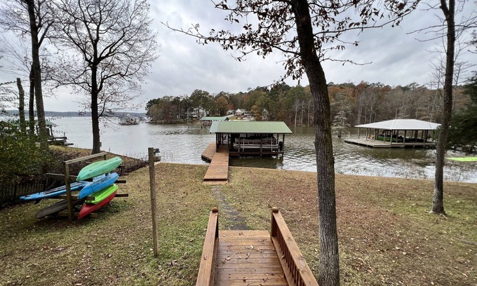Farmerville Casa | Hideaway Cove - Lots of space, air hockey table, screened porch, Fishing Dock