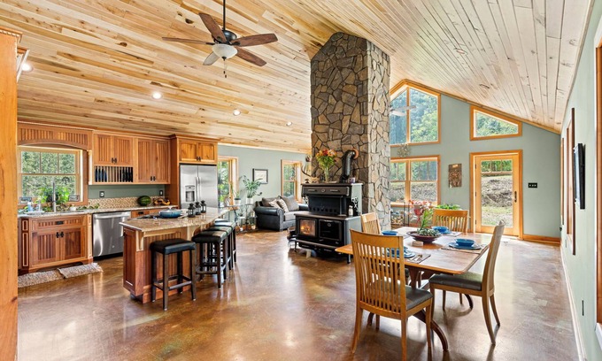 Montoursville Otro | Hideaway Farmhouse Suite on Signal Hill with Hot Tub