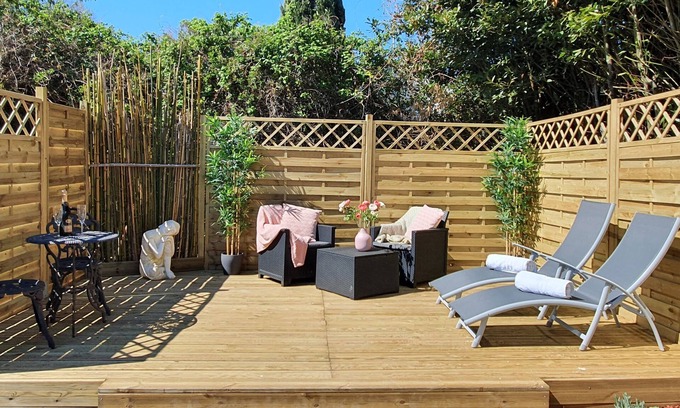 Epargnes Cabaña | Hideaway gite for 2 with private garden and sundeck, close to Atlantic beaches.