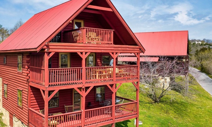 Sevierville Cabina | Hideaway Hangout! Family Retreat! Beautiful views, 3 decks, hot tub, multicade!