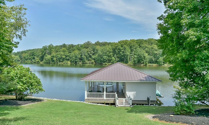 Roxboro Casa | Hideaway Haven - Hot Tub, Firepit & Private Dock