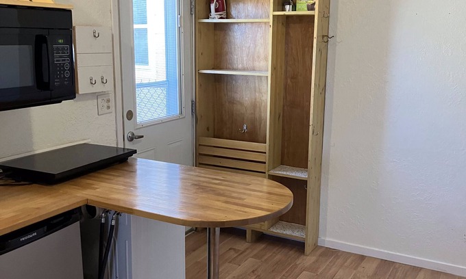 Lamar Apartamento | Hideaway loft apartment on quiet street with great conveniences.