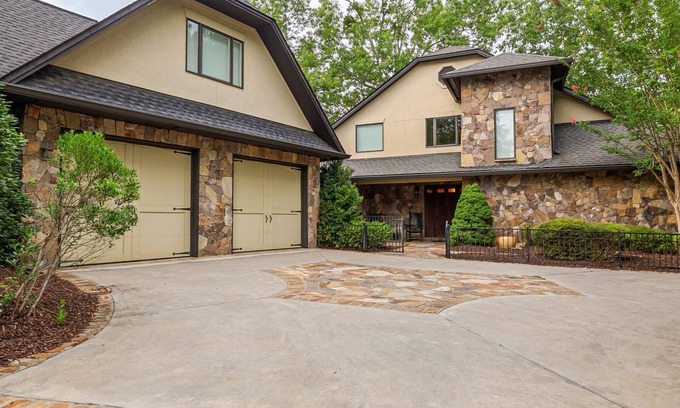 Helen Casa | Hideaway Manor - Luxury Home w/Hot Tub just Minutes Away from Downtown Helen